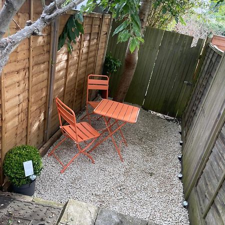 Super Convenient For Central London - Large 2 Double Bed Apartment 30 Seconds Walk To Platform Train Station And 19 Mins To London Waterloo Esterno foto