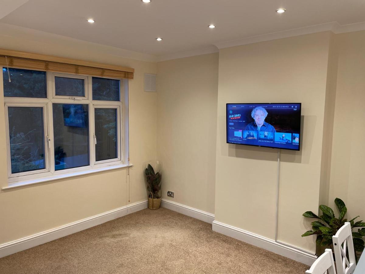 Super Convenient For Central London - Large 2 Double Bed Apartment 30 Seconds Walk To Platform Train Station And 19 Mins To London Waterloo Esterno foto