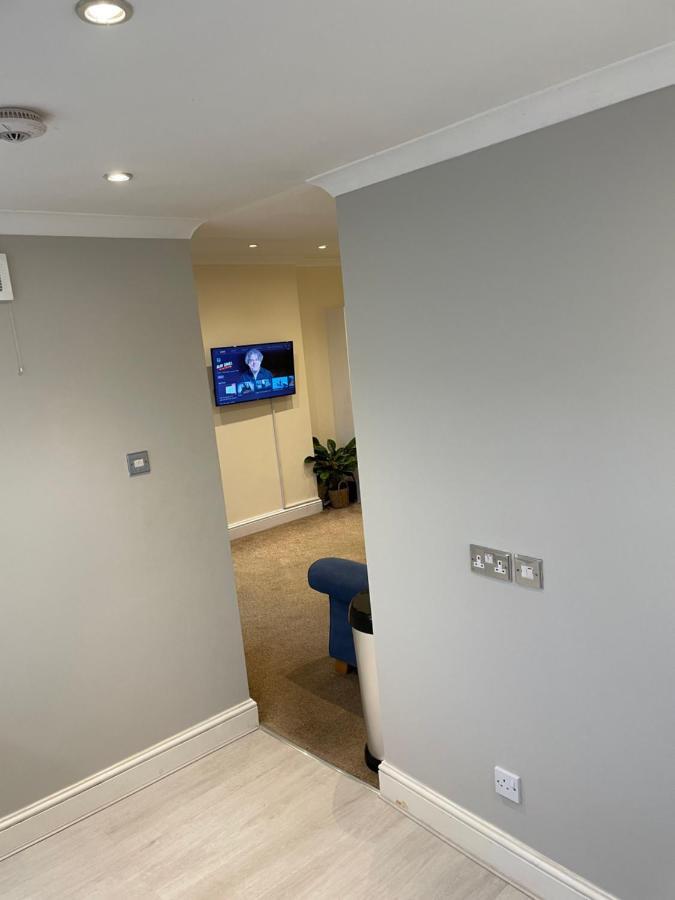 Super Convenient For Central London - Large 2 Double Bed Apartment 30 Seconds Walk To Platform Train Station And 19 Mins To London Waterloo Esterno foto