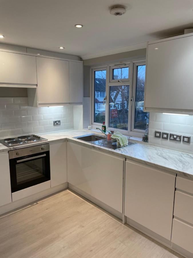 Super Convenient For Central London - Large 2 Double Bed Apartment 30 Seconds Walk To Platform Train Station And 19 Mins To London Waterloo Esterno foto