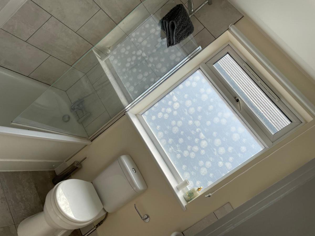 Super Convenient For Central London - Large 2 Double Bed Apartment 30 Seconds Walk To Platform Train Station And 19 Mins To London Waterloo Esterno foto