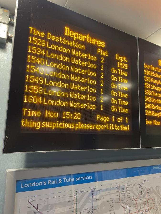 Super Convenient For Central London - Large 2 Double Bed Apartment 30 Seconds Walk To Platform Train Station And 19 Mins To London Waterloo Esterno foto