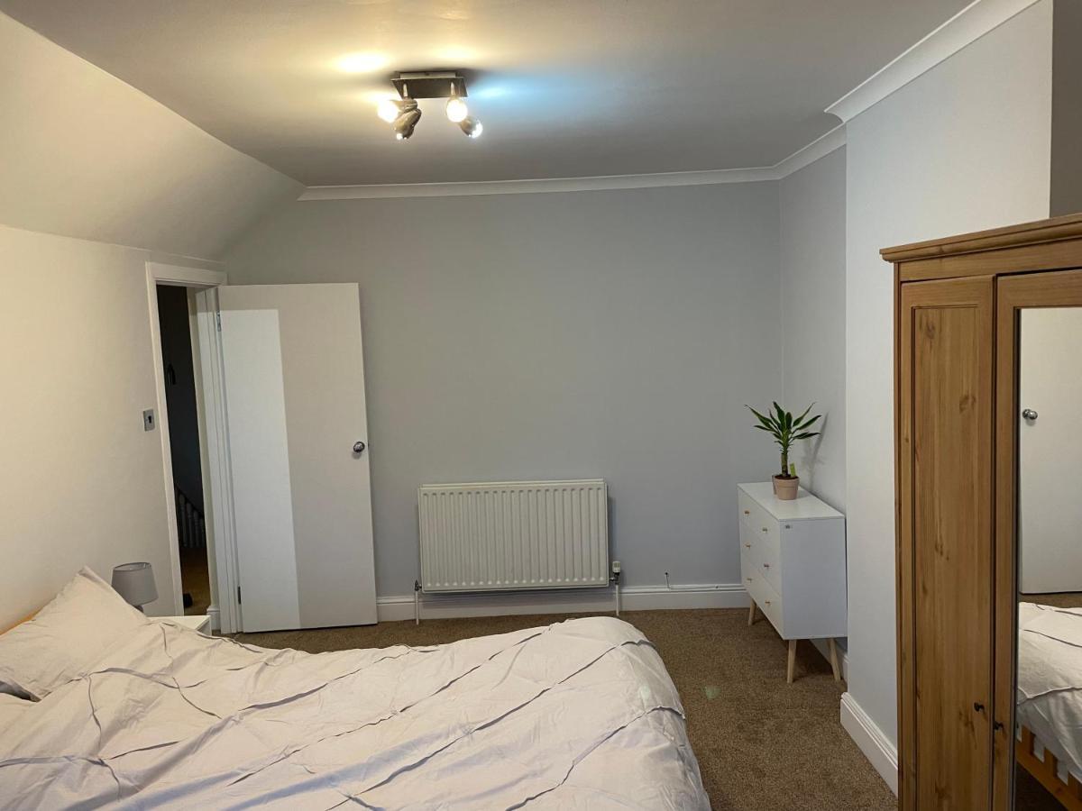 Super Convenient For Central London - Large 2 Double Bed Apartment 30 Seconds Walk To Platform Train Station And 19 Mins To London Waterloo Esterno foto