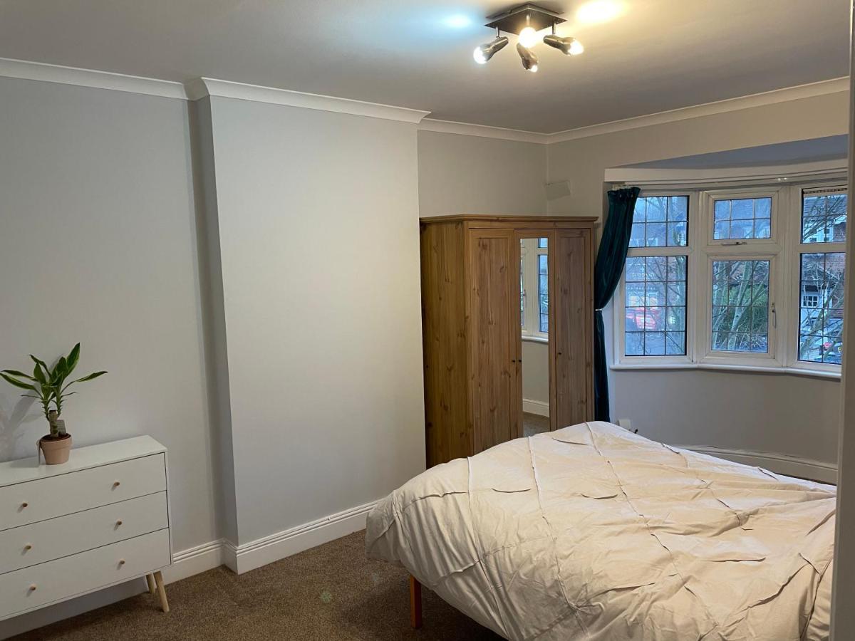 Super Convenient For Central London - Large 2 Double Bed Apartment 30 Seconds Walk To Platform Train Station And 19 Mins To London Waterloo Esterno foto
